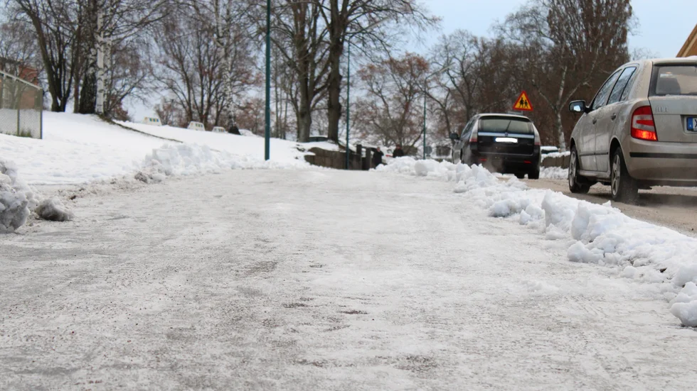 Varning för hala gång- och cykelbanor under förmiddagen.