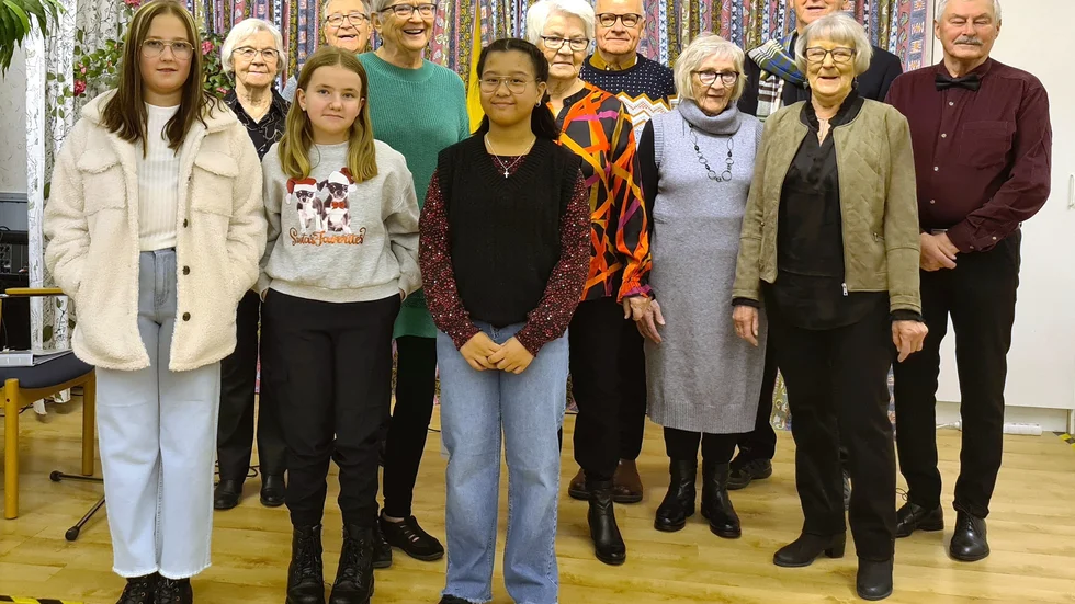 PRO Gällivares modevisning. Bakre raden: Elna Isaksson, Ture Kuula, Birgitta Gidblom, Sigrid Högnelid, Sten Henriksson, Iris Johansson, Lars Nilsson, Ann-Mari Turtola och P-O Dynesius. Främre raden: Meja Martinsson, Vanessa Olsson och Leyla Adsuara.
