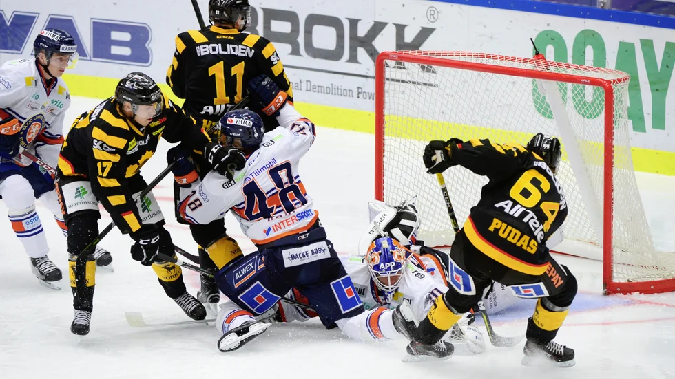 Skellefteå AIK:s kamp om nya SHL-poäng går att följa på travbanans tv-skärmar när det är V75 den 7 oktober. Foto: Robert Granström/TT.