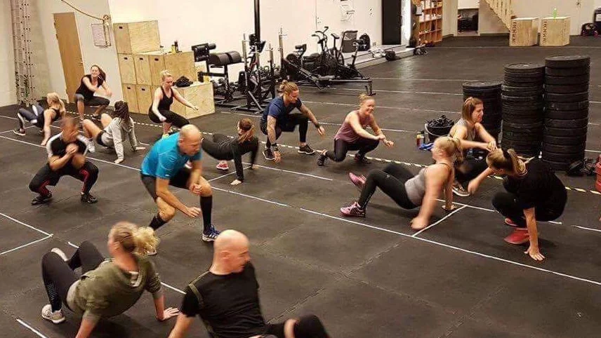 Träning. Skellefteå crossfits medlemmar svettades för bröstcancerfonden. Foto: Privat.