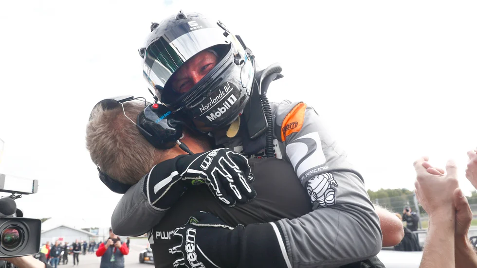 Jubel. Robert Dahlgren får en björnkram efter sin första seger i STCC: Foto: Stefan Jerrevång/TT.
