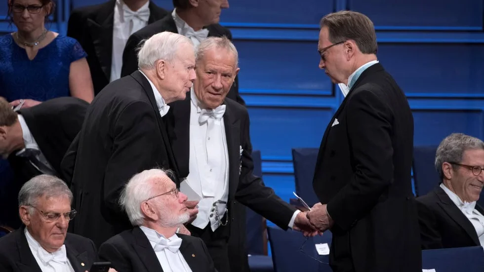 Horace Engdahl omgiven av akademikollegor och Nobelpristagare i samband med 2017 års festligheter i Konserthuset.