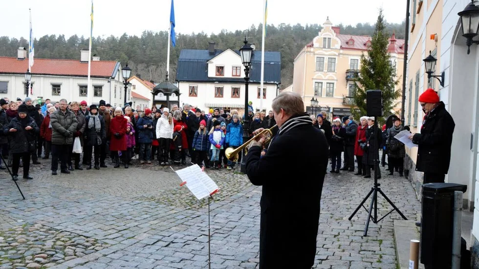 Julafton 2014 på Rådhustorget: Claes-Göran Emilsson spelade trumpet och Erik Nilsson höll tal.