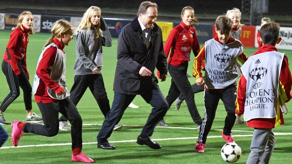 Här syns Stefan Löfven (S) i en flock fotbollsungdomar i Tyresö. Hur tänker Löfven och Socialdemokraterna om  kommande block och flockar i politiken?
