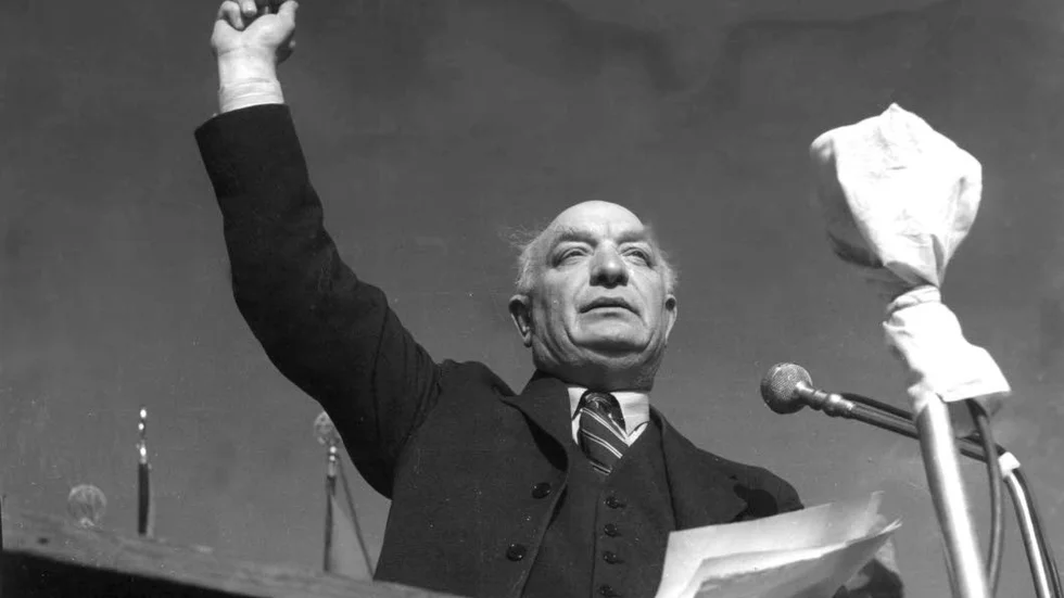 Statsminister Per Albin Hansson då det begav sig en förstamaj 1941. En era som nu målas i mörka färger i en långfilm från SD.