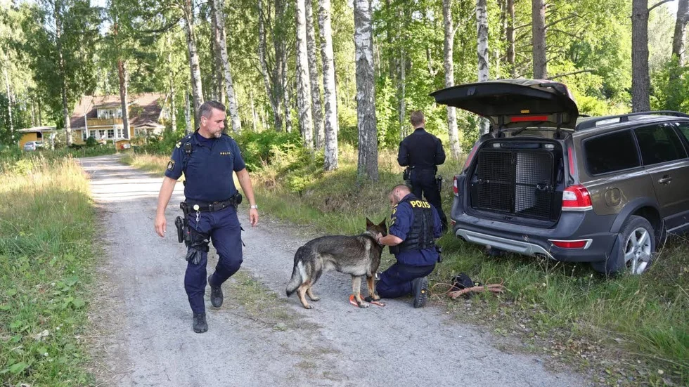 En stor polisinsats letar efter den morddömde man som rymde från Kriminalvårdens transport i Laxå.