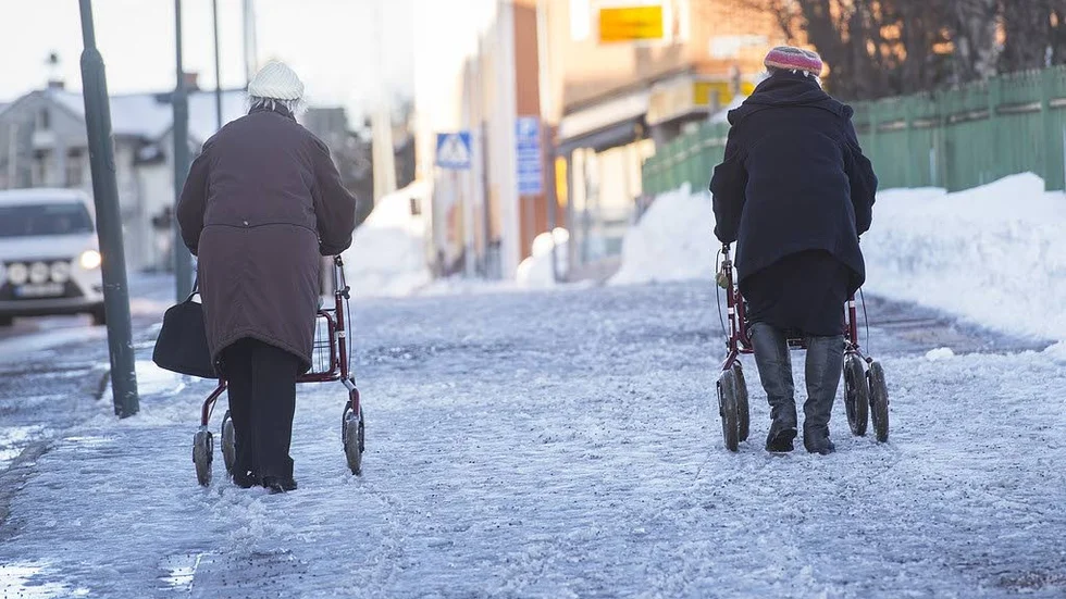 Utbildas. Via tre instruktionsfilmer från polsen får äldre råd kring hur man undviker bedrägerier.