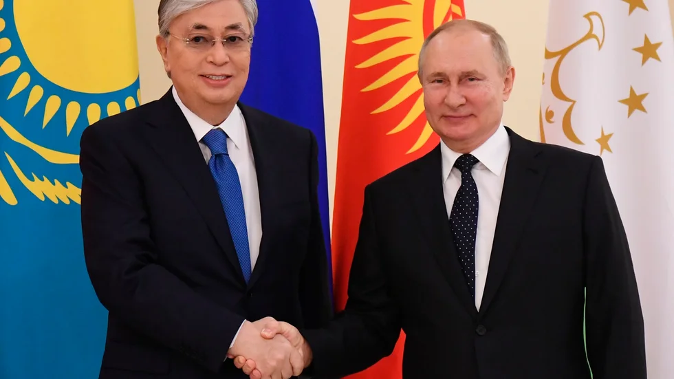 Kazakstans auktoritäre ledare Kasym-Zjomart Tokajev får hjälp av Rysslands Vladimir Putin för att hålla sig vid makten ett tag till.