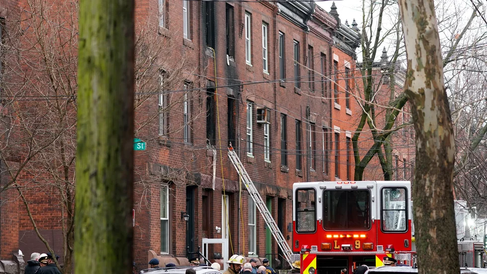 Philadelphias räddningstjänst på plats vid det eldhärjade hus där 13 människor, varav flera barn, miste livet på onsdagen.