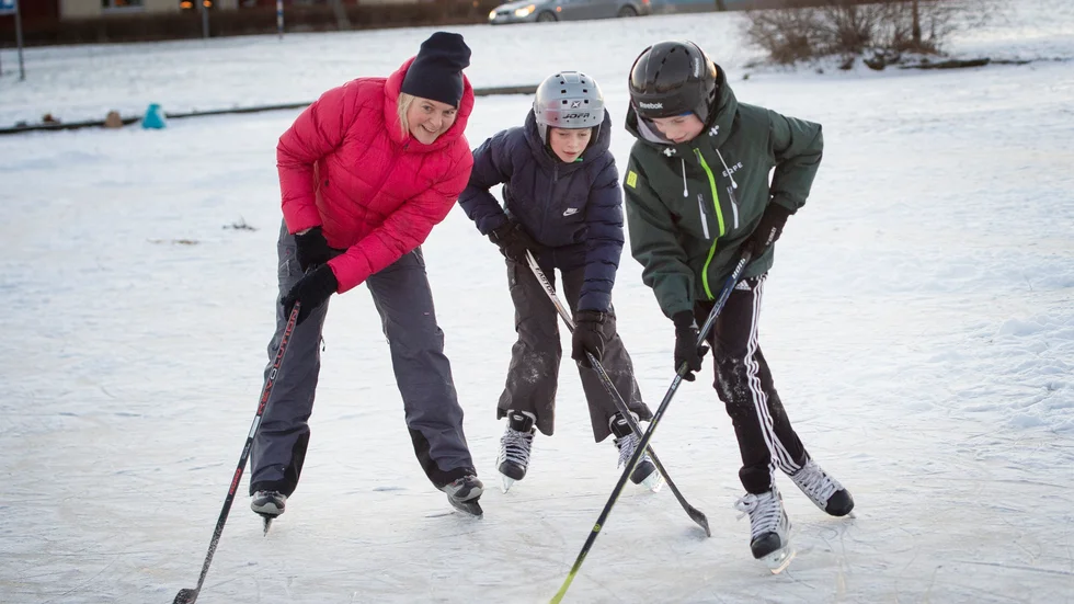 Emma, Algot och Olle Snöman spelar en hockeymatch på Svandammen.