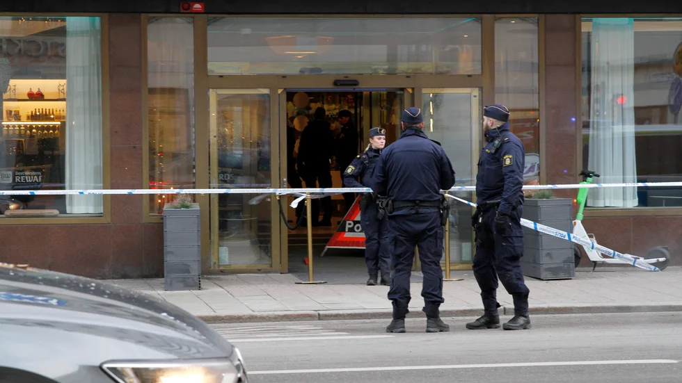 Polis på plats vid hotellet vid Fridhemsplan i Stockholm, där en man sköts till döds i december förra året. Arkivbild.