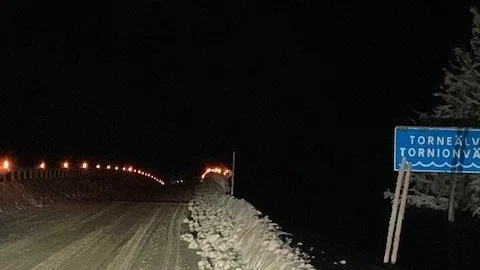 På nyårsafton tände Anttis byaförening marschaller på broräcket på bron över Torne älv. 