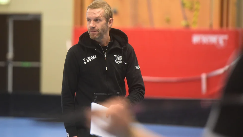 Micael Nilsson tränar Vimmerby IBK:s damlag.