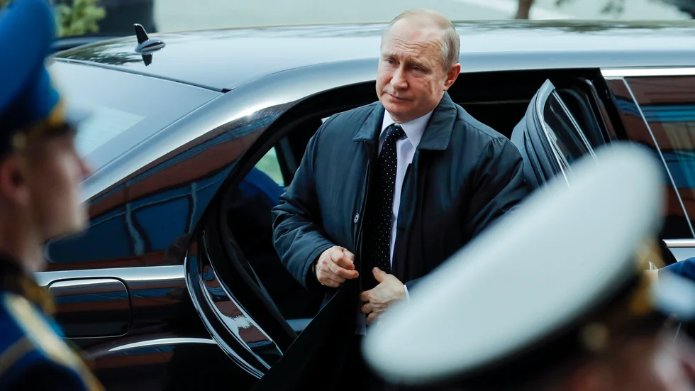 Insändarskribenten drar likheter med bostadsbolagets bemötande och Vladimir Putins Ryssland.