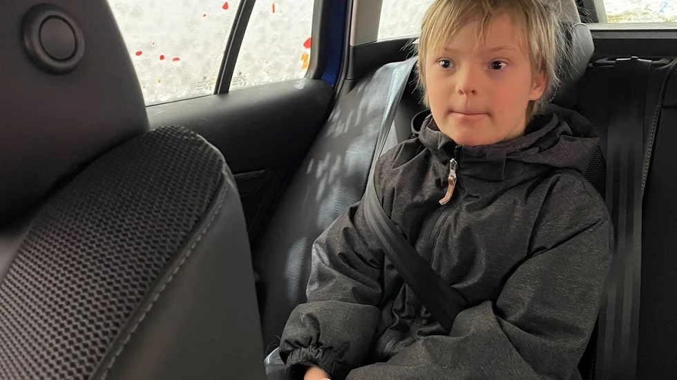Morris Iggsten Gildenlöw får nu åka skoltaxi igen sedan regionen ändrat sitt beslut kring den speciella bilbälteslösning som Morris och flera andra barn i Eskilstuna använder.