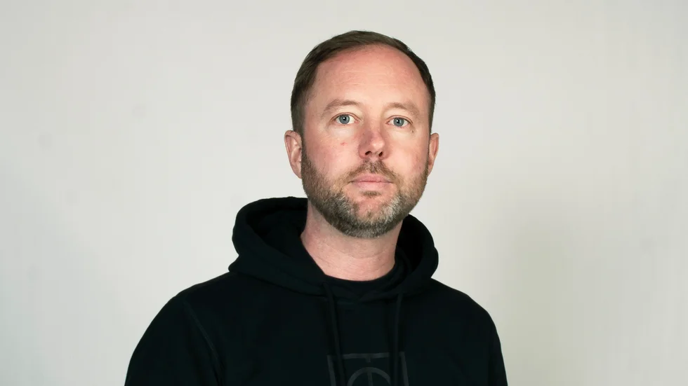 Daniel Holmgren jobbar som fotograf i egna företaget Cre8photo och musiker i bandet Raised Fist. 