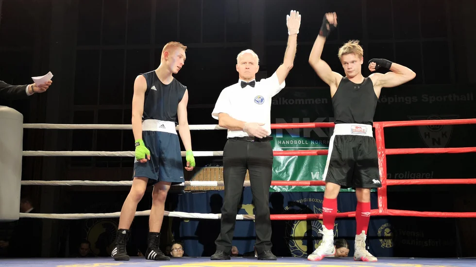 Eskilstunaboxaren Elliot Ekhamre sträcker armen i luften efter att ha tagit sitt allra första SM-guld. Detta efter att ha slagit Umeås Vihtori Lindström i finalen.