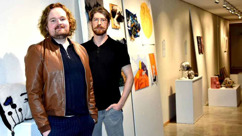 Konstskolan i Sunderbyn visar upp sig och sin verksamhet i Galleri Regionhuset. På bild Jonas Berglund, elev och Rikard Ölund, konstpedagog.