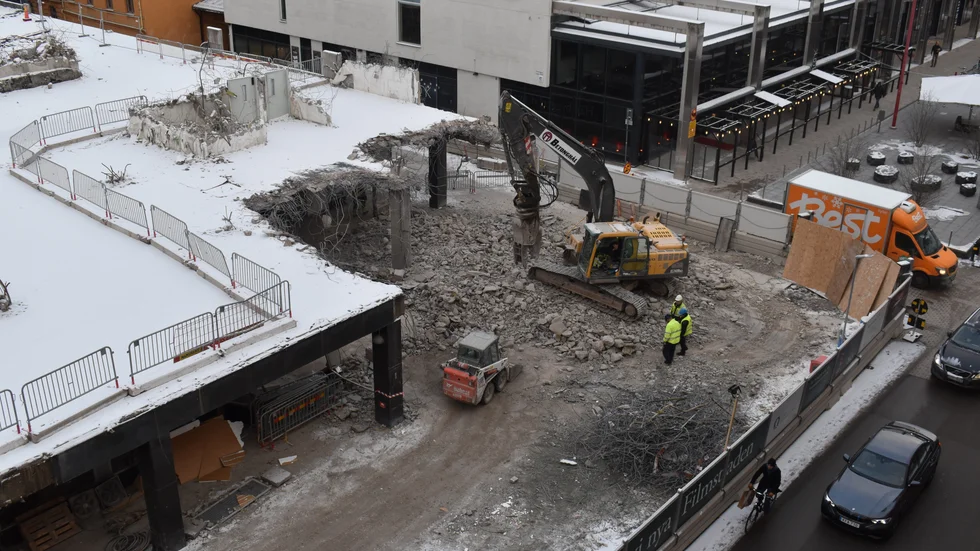 Huset i korsningen mellan Dragarbrunnsgatan och Klostergatan rivs för fullt.
