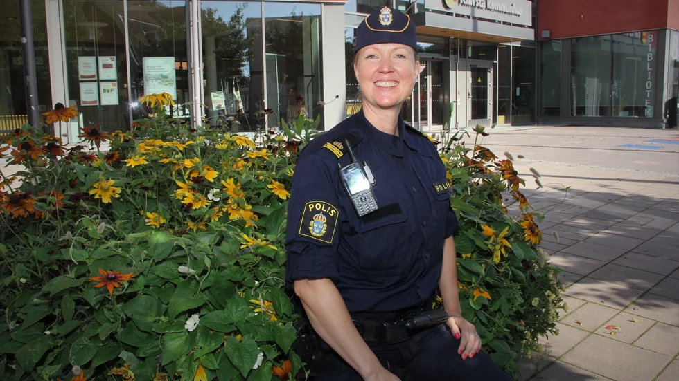 Kommunpolisen Mirjam Hopstadius har ett kontor nära receptionen i Knivsta kommunhus, men tycker om att vara ute och prata med folk för att få en bild av vad invånarna behöver.