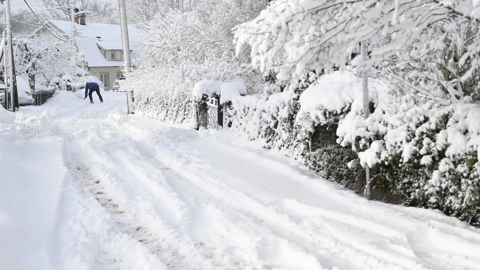 Snöskottningslagen som ålägger villaägare att skotta på kommunernas gångbanor är föråldrad och borde tas bort, anser debattören.