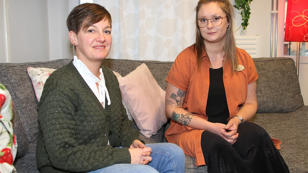"Om du som vuxen misstänker att någon ung i din närhet mår dåligt, våga fråga hur den mår och om det finns något du kan hjälpa till med", säger Jenny Romin, samordnande kurator. Till höger Emma Åslund, skolkurator. Båda arbetar på Strängnäs kommun.