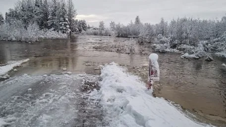 Översvämningen i Kangos påverkar hela byn. Nu får byborna hämta sitt dricksvatten från en tankbil. 