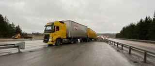 Körfält stängdes av i norrgående riktning på E4 – lastbil bärgades