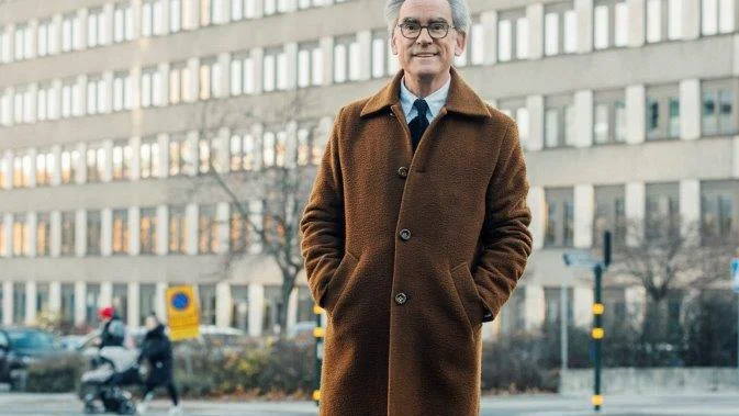 Mark Isitt är en arkitekturkritiker som bland annat är programledare för Stadsinspektionen i P1 och TV4:s program Grand Designs Sverige.