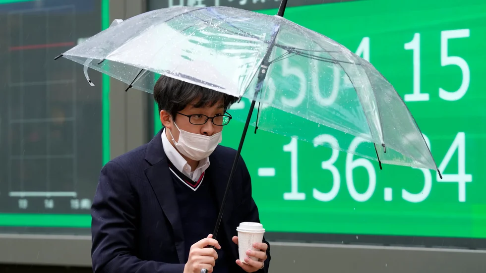 Tokyobörsens Nikkei 225-index sjunker i fredagshandeln. Arkivbild.