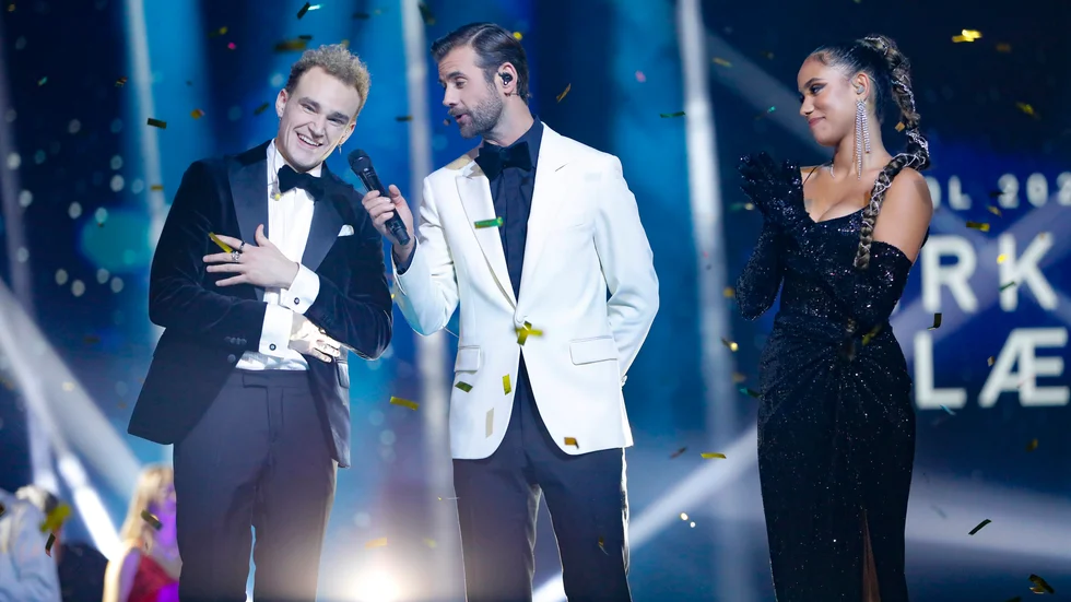 Birkir Blær intervjuas av programledaren Pär Lernström sedan det står klart att han besegrat Jacqline Mossberg Mounkassa i finalen av årets "Idol".