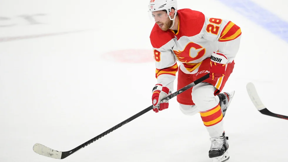 Elias Lindholm är en av sex spelare i Calgary som testats positivt för covid-19. Arkivbild.