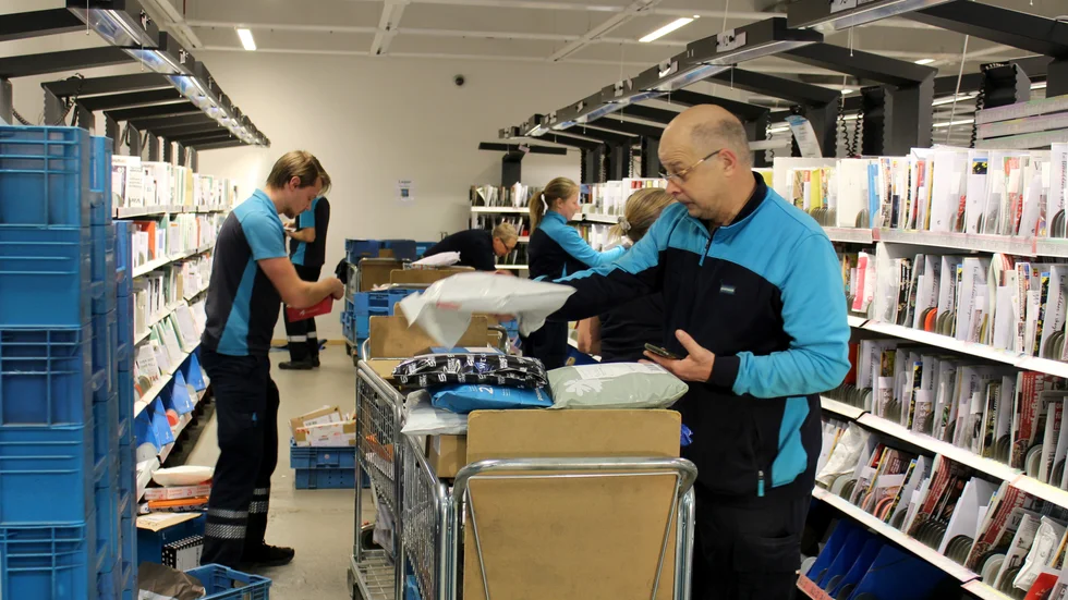All personal som arbetar med postsortering hos postoperatör har numera rätt att anmäla försändelser med misstänkt innehåll. Här postsortering hos PostNord i Vimmerby.