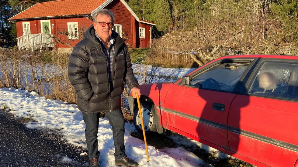 Efter att en bil kraschat på Jerry Östlund och Monika Kreügers tomt tvingas de vänta på att den bogseras bort.