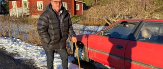 Skrotbil dumpades på tomten – nu blir Jerry inte av med den • ”Känns hemskt obehagligt”