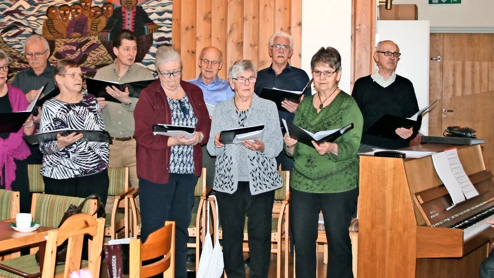 Skönsång. Den välsjungande kyrkokören under ledning av Karin McBride.