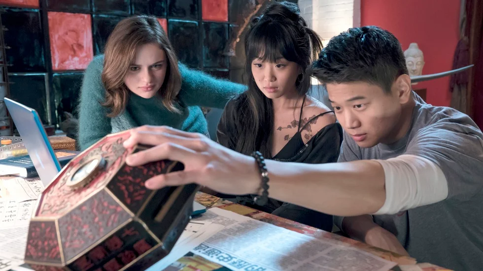 Mystisk ask. Joey King, Alice Lee och King Hong Lee i ”Wish Upon”. Foto: Steve Wilkie.