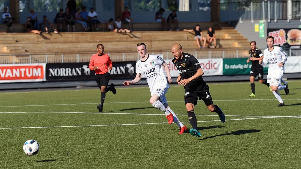 Tungt besked. Skellefteå FF:s nyckelspelare Petter Gustafsson tvingas lägga fotbollsskorna på hyllan. Foto: Kent Vikström.