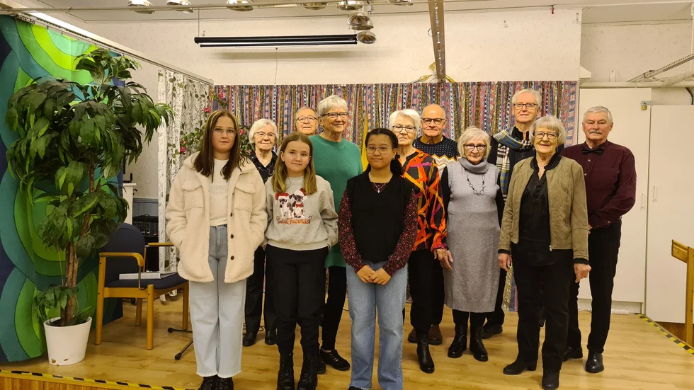 PRO Gällivares modevisning. Främre raden: Meja Martinsson, Vanessa Olsson och Leyla Adsuara.Bakre raden: : Elna Isaksson, Ture Kuula, Birgitta Gidblom, Sigrid Högnelid, Sten Henriksson, Iris Johansson, Lars Nilsson, Ann-Mari Turtola och P-O Dynesius.