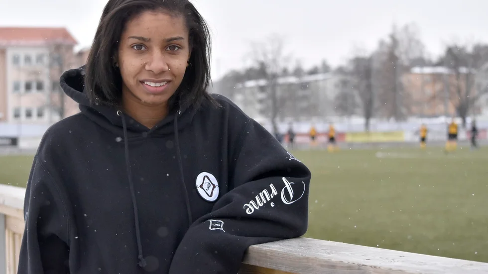 På plats. Maya Pitts fick direkt se hur Norrvallas fotbollsplan ser ut. Foto: Roger Lindström.