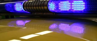Man fastklämd mellan två bilar