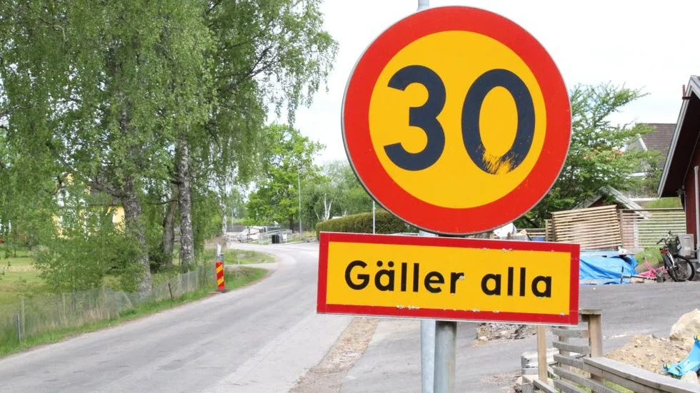 Ovanlig skylt. Det vill säga skylten som sitter under 30-skylten. Att den gäller alla, är väl ganska givet?