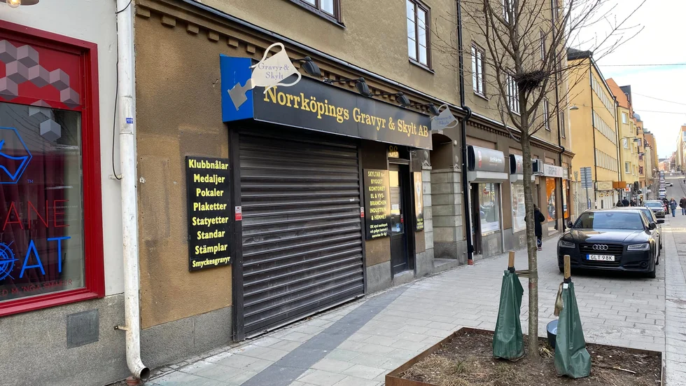 Här på S:t Persgatan 86, där Norrköpings Gravyr & Skylt tidigare låg, flyttar Konstforum in den 1 juni. Ett centralt läge, mitt i stan.
