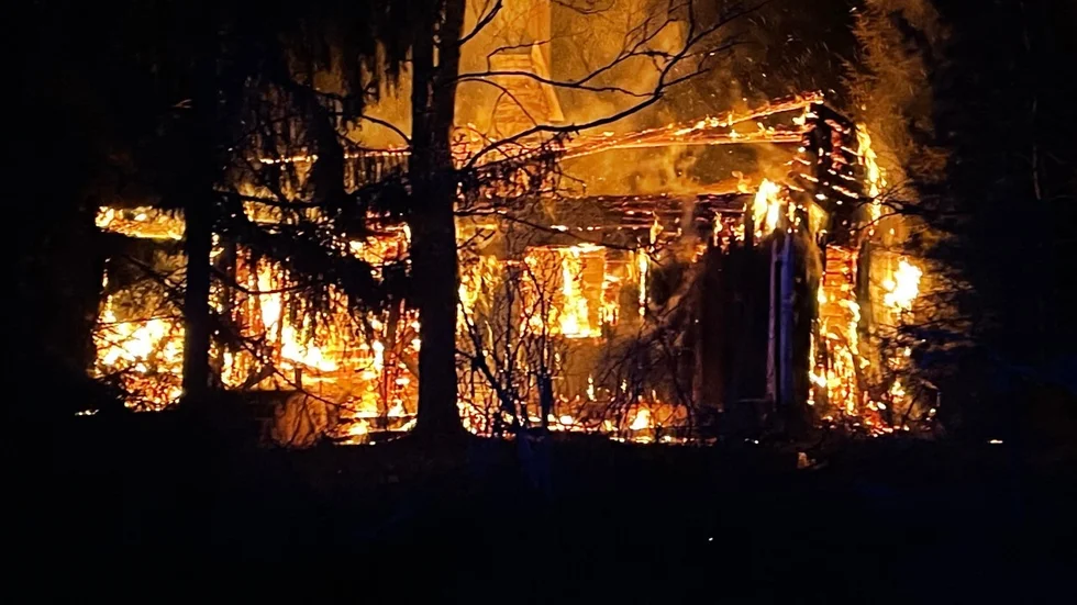 Räddningstjänsten låter huset brinna ner under bevakning.