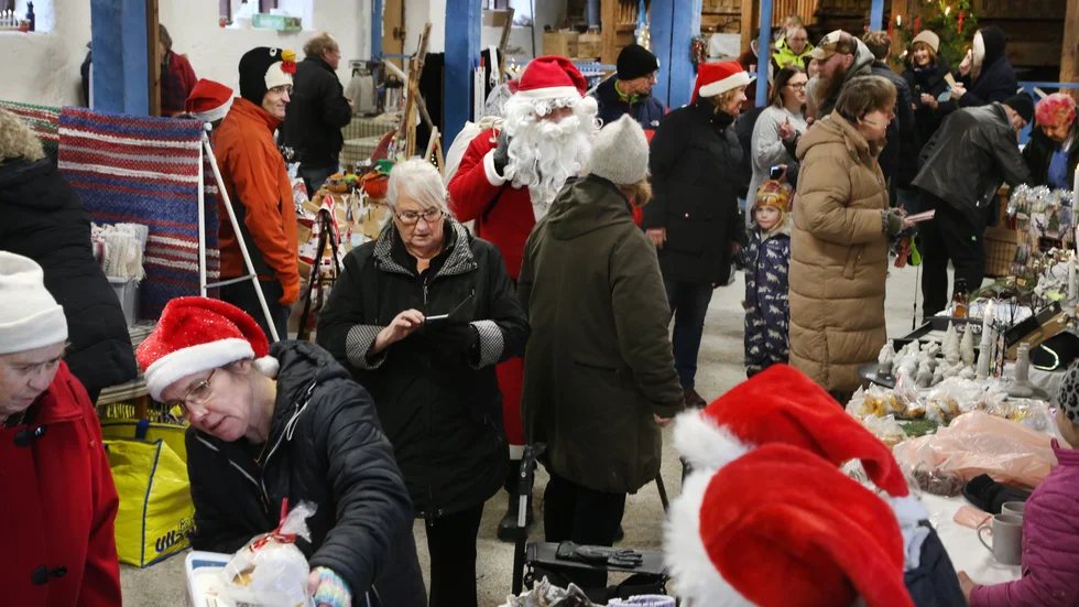 Julmarknaden i prästgårdsladugården i Gothem är tradition. I år fanns handsprit på borden och skyltar om att hålla avstånd.