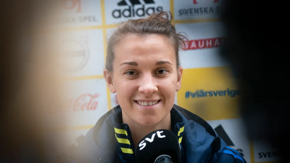Julia Zigiotti Olme intervjuas vid lördagens pressträff med fotbollslandslaget i Vinterträdgården på Malmö stadion.