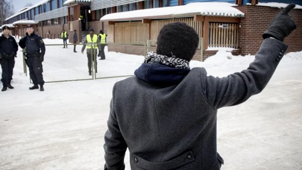 I februari demonstrerade en grupp eritreaner utanför eritreanska föreningen i Umeå i samband med ett möte med tjänstemannen från ambassaden. Nu har föreningen och tjänstemannen blivit polisanmälda.