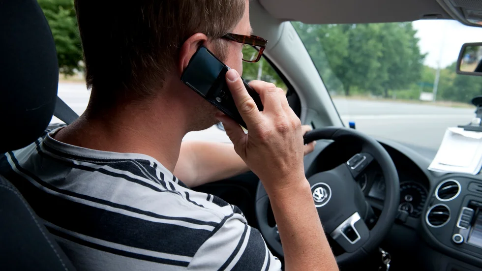 Skribenten irriterar sig mer på de som pratar i mobilen i bilen än mopedbilar.