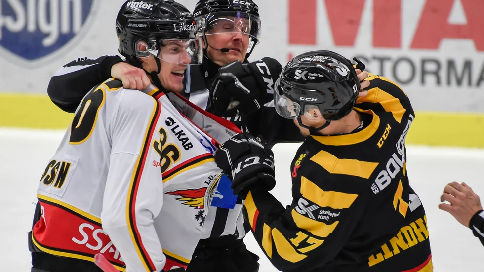 Bråkigt. Emil Larsson och Pär Lindholm i gruff med varandra. Foto: Erland Segerstedt/TT.