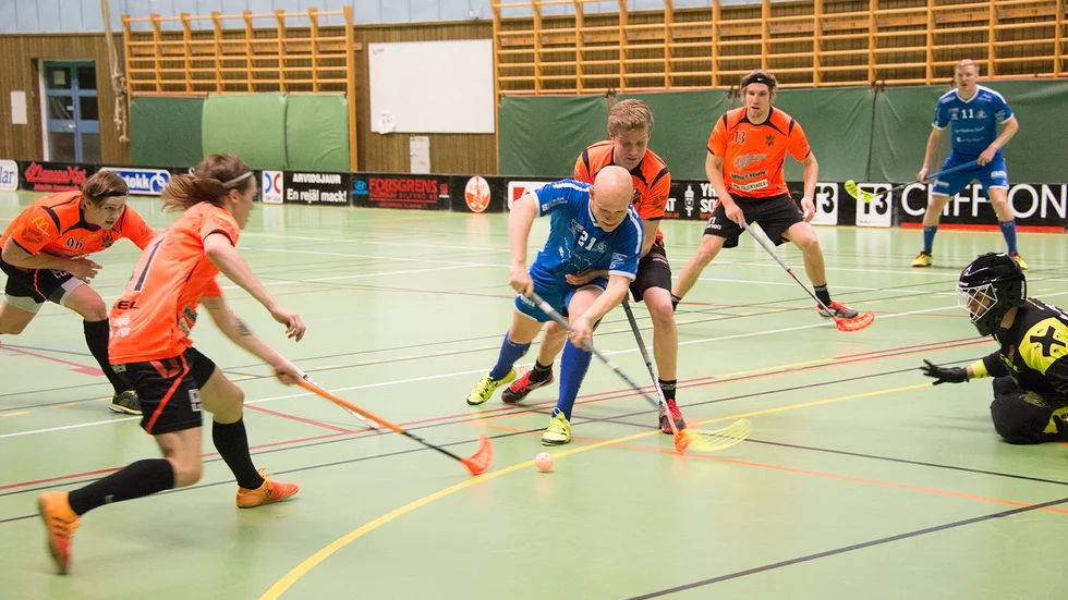 Tufft. Oskar Forsgren och hans K 4 IF fick problem mot IBK Luleås starka försvarsspel. Foto: Foto: GÖRAN WESTERLUND.